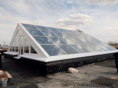 Зенітний ліхтар з дерев'яного бруса і алюмінієвого накладного профілю Алютех.